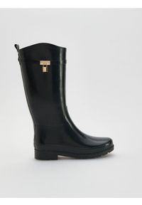 Reserved - Wysokie kalosze z klamrą - czarny. Wysokość cholewki: przed kolano. Zapięcie: klamry. Kolor: czarny. Materiał: tworzywo sztuczne. Szerokość cholewki: normalna #1