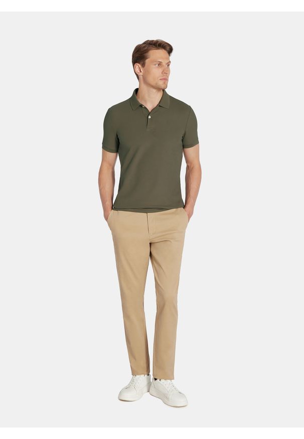 Pako Lorente - PAKO LORENTE - Oliwkowy t-shirt polo na guziczki. Okazja: na co dzień. Typ kołnierza: polo. Kolor: niebieski, oliwkowy. Materiał: bawełna, poliester. Sezon: jesień. Styl: casual