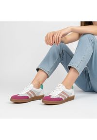 Sneakersy damskie Armodo, cholewka ze skóry naturalnej zamszowej z perforowanymi panelami klasyczne sznurowanie niska stabilna podeszwa zapewniająca. Okazja: na co dzień. Zapięcie: sznurówki. Kolor: biały. Materiał: zamsz, skóra. Szerokość cholewki: normalna. Wzór: ażurowy, kolorowy. Styl: klasyczny #1