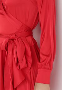 Born2be - Czerwona Sukienka Satynowa Clyminna. Typ kołnierza: kołnierz z falbankami. Kolor: czerwony. Materiał: satyna. Typ sukienki: kopertowe. Styl: glamour, wizytowy #5