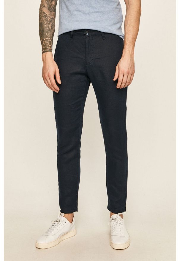 Guess Jeans - Spodnie. Kolor: niebieski. Materiał: bawełna, jeans, materiał, tkanina, len, poliester. Wzór: gładki