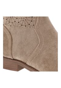 Beżowe Kozaki S.Barski Modne Obuwie Damskie. Okazja: na co dzień. Kolor: beżowy. Materiał: materiał. Szerokość cholewki: normalna. Wzór: ażurowy, kwiaty. Obcas: na płaskiej podeszwie. Styl: casual #3