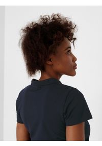 4f - Koszulka polo regular damska. Typ kołnierza: polo. Kolor: niebieski. Materiał: bawełna, materiał #2