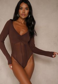 Renee - Brązowe Body Vices o Fasonie Longsleeve z Dekoltem w Kształcie V Asstre. Okazja: na randkę, na co dzień. Typ kołnierza: dekolt w kształcie V. Kolor: brązowy. Materiał: jeans, skóra. Długość rękawa: długi rękaw. Długość: długie. Styl: klasyczny, casual