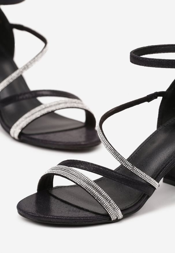 Renee - Czarne Sandały Vices na Słupku Ozdobione Cyrkoniami Otiriel. Zapięcie: sprzączka. Kolor: czarny. Wzór: aplikacja. Sezon: lato. Obcas: na słupku. Styl: elegancki, klasyczny