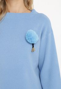 Born2be - Niebieski Sweter z Ozdobną Broszką w Kształcie Pluszowego Pompona Bielsa. Kolor: niebieski. Wzór: aplikacja. Styl: klasyczny #5