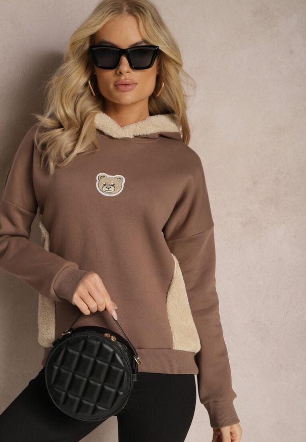Renee - Brązowa Bluza z Bawełny z Ozdobną Naszywką z Misiem i Polarowym Kapturem Hecatia. Typ kołnierza: kaptur. Kolor: brązowy. Materiał: polar, bawełna. Wzór: aplikacja