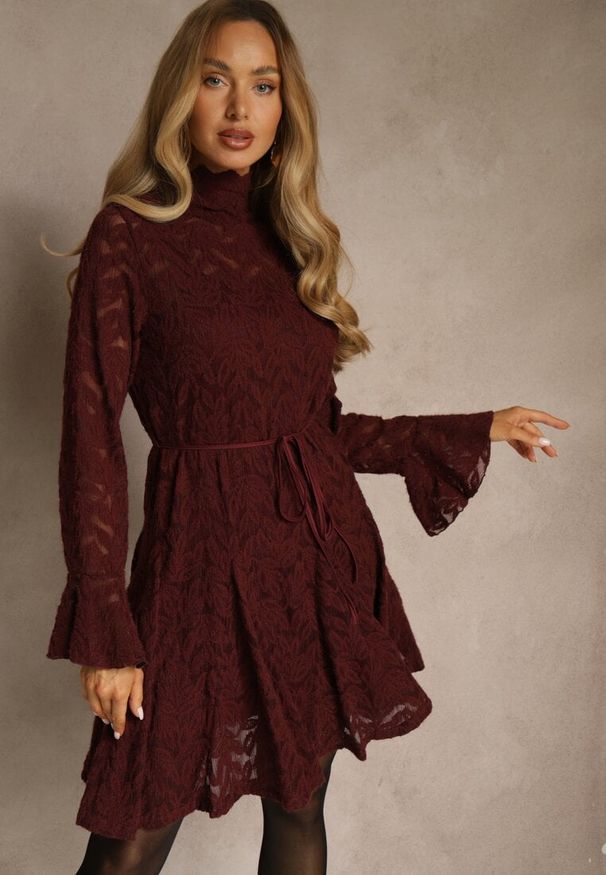 Renee - Bordowa Sukienka ze Stójką z Koronki Zdobiona Wiązaniem w Talii i Falbanami Elarassa. Typ kołnierza: kołnierzyk stójkowy. Kolor: czerwony. Materiał: koronka. Długość rękawa: na ramiączkach. Wzór: koronka, aplikacja. Styl: rockowy