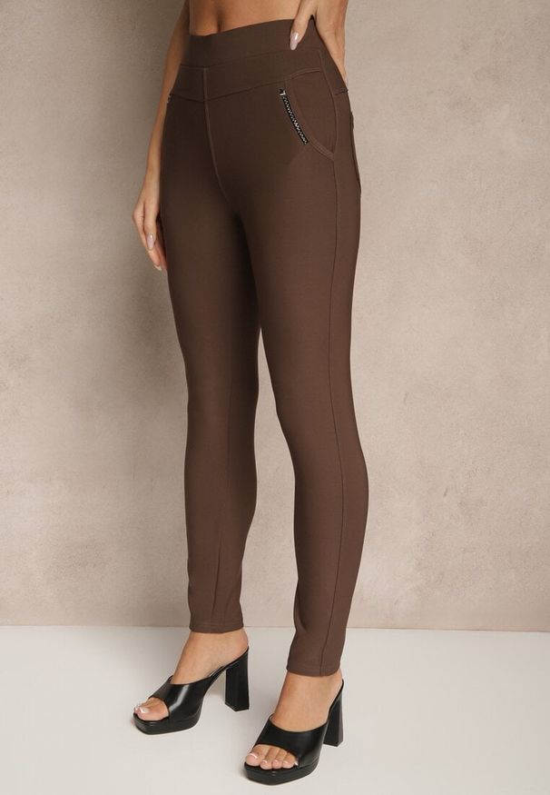 Renee - Brązowe Spodnie Typu Skinny High Waist Ozdobione Cyrkoniami Lavilara. Okazja: na co dzień. Stan: podwyższony. Kolor: brązowy. Wzór: aplikacja. Styl: elegancki, casual