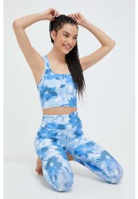 CASALL - Casall top do jogi kolor niebieski. Kolor: niebieski. Materiał: skóra, dzianina, materiał, włókno. Długość rękawa: na ramiączkach. Wzór: ze splotem #1