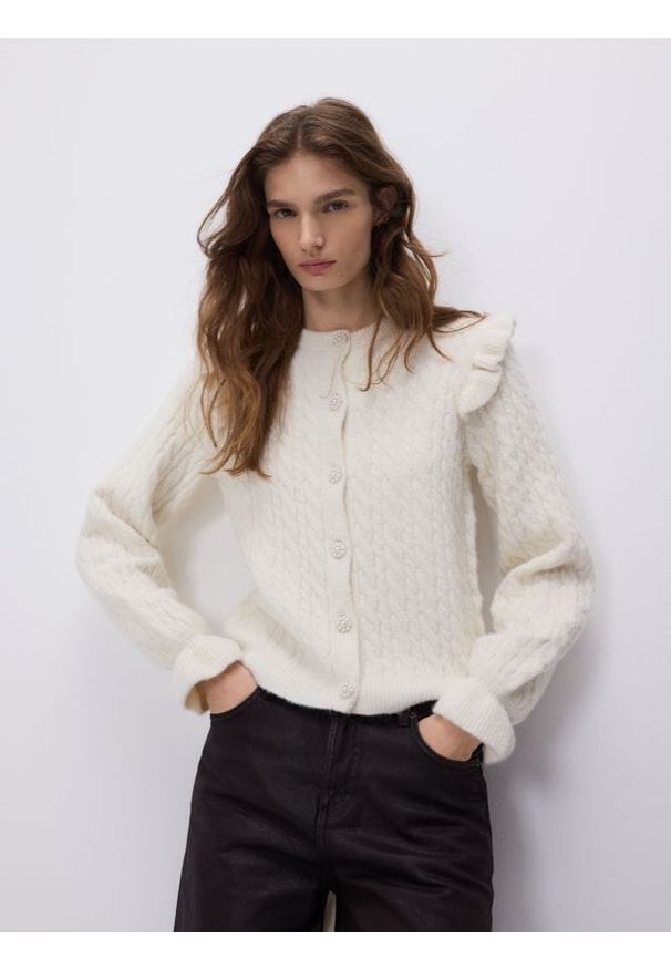 Reserved - Kardigan z dekoracyjnymi guzikami - kremowy. Kolor: kremowy. Materiał: dzianina, wełna