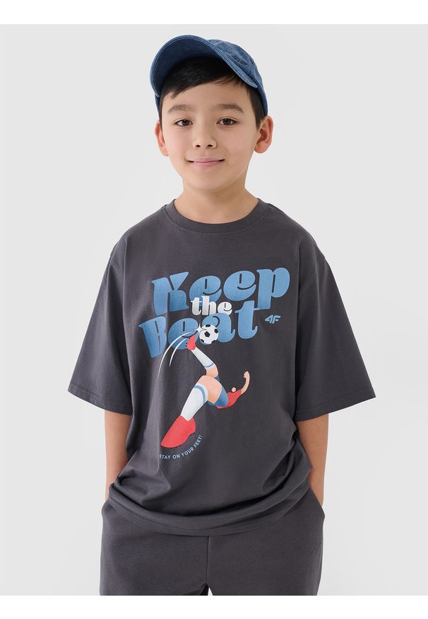 4f - 4F T-shirt oversize z nadrukiem chłopięcy - szary 146 (10-11 lat). Okazja: na co dzień. Kolor: szary. Materiał: dzianina, bawełna, jersey. Długość rękawa: krótki rękaw. Długość: krótkie. Wzór: nadruk. Sezon: lato. Styl: klasyczny, sportowy, casual