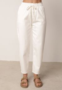 Born2be - Białe Jeansy z Bawełny o Kroju Mom Fit z Wysokim Stanem i Wiązaniem Drenlenne. Okazja: do pracy, na co dzień. Stan: podwyższony. Kolor: biały. Wzór: aplikacja. Styl: casual #4