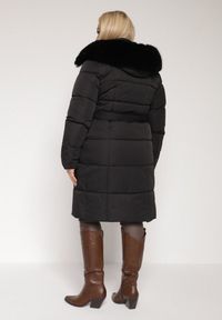 Born2be - Czarna Pikowana Kurtka z Kapturem z Futrem i Wiązanym Paskiem Mevinatia. Okazja: na co dzień. Typ kołnierza: kaptur. Kolekcja: plus size. Kolor: czarny. Materiał: futro. Styl: casual, klasyczny #3