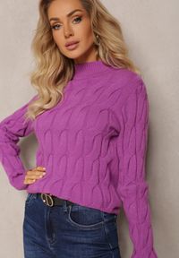 Renee - Fioletowy Sweter w Warkoczykowy Splot Mikke. Kolor: fioletowy. Materiał: dzianina, tkanina. Długość rękawa: długi rękaw. Długość: długie. Wzór: ze splotem. Styl: klasyczny #1