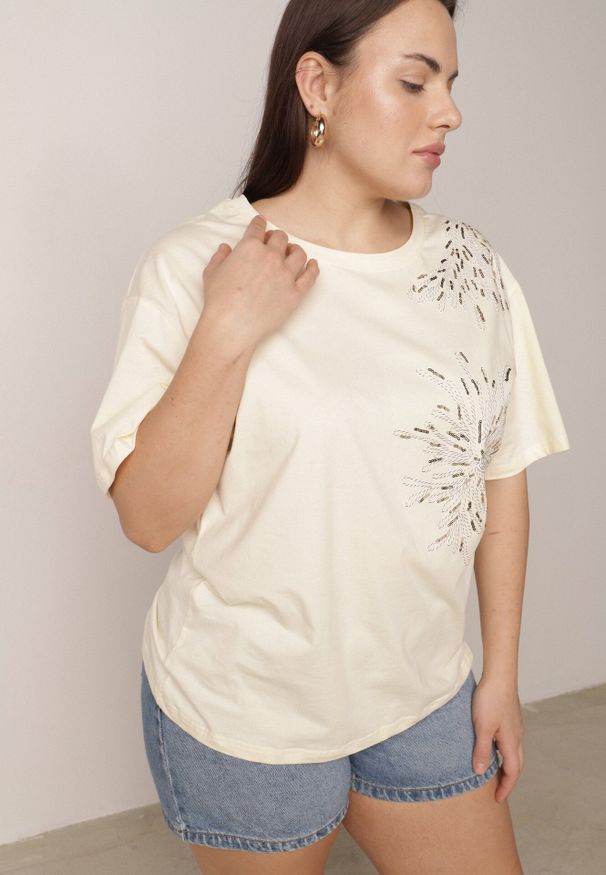 Born2be - Jasnobeżowy T-shirt Bawełniany z Ozdobnymi Cekinami Greyfeather. Okazja: na co dzień, do pracy, na spotkanie biznesowe. Kolekcja: plus size. Kolor: beżowy. Materiał: bawełna. Długość: długie. Wzór: gładki. Styl: casual, biznesowy, elegancki