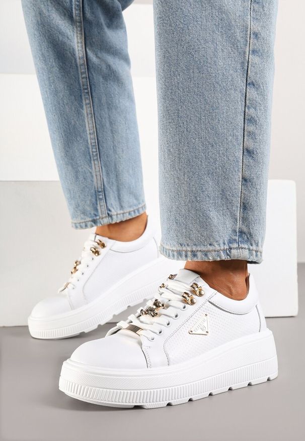 Renee - Białe Skórzane Sneakersy na Platformie Ozdobione Aplikacją Doliresa. Okazja: na co dzień. Kolor: biały. Materiał: skóra. Wzór: aplikacja. Obcas: na platformie