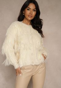 Renee - Beżowy Kardigan z Dzianiny z Wełną Imitującą Pióra z Perłowymi Guzikami Meviatta. Kolor: beżowy. Materiał: wełna, dzianina. Styl: glamour
