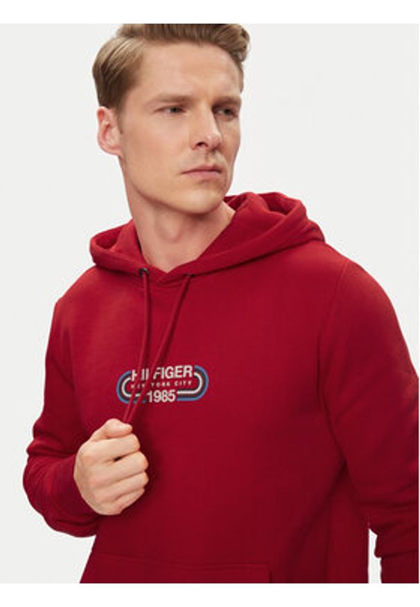 TOMMY HILFIGER - Tommy Hilfiger Bluza Track Graphic MW0MW34445 Czerwony Regular Fit. Kolor: czerwony. Materiał: bawełna, syntetyk