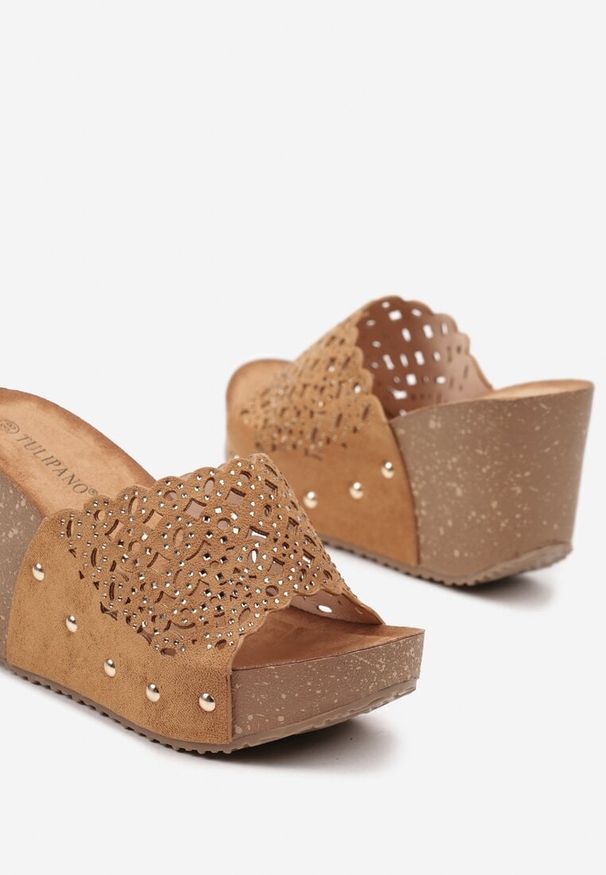 Born2be - Brązowe Klapki na Korkowym Koturnie z Ekozamszu o Ażurowym Wykończeniu Dimlla. Okazja: na co dzień. Nosek buta: otwarty. Kolor: brązowy. Wzór: ażurowy. Sezon: lato. Obcas: na koturnie. Styl: casual, elegancki