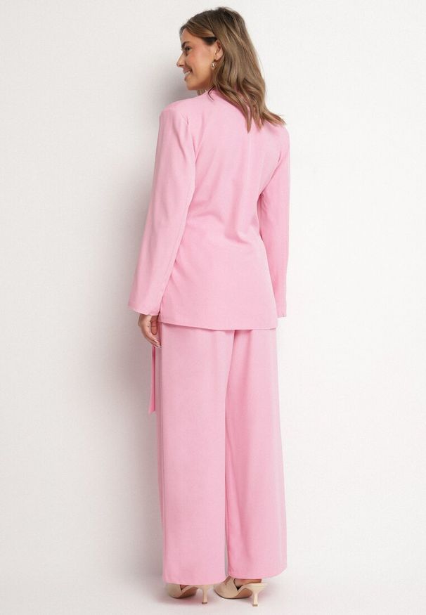 Born2be - Różowy Garnitur Marynarka Kopertowa i Szerokie Spodnie Loose Milbia. Kolor: różowy