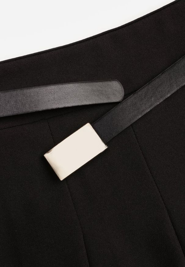 Renee - Czarne Spódnico-Spodenki High Waist z Plisowaniem Wykończone Paskiem Eviennes. Okazja: na co dzień. Stan: podwyższony. Kolor: czarny. Materiał: jedwab. Styl: klasyczny, casual