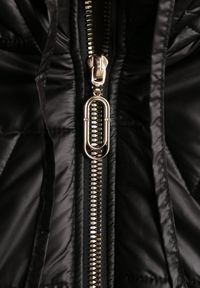 Born2be - Czarna Kamizelka z Nieodpinanym Kapturem i Geometrycznym Pikowaniem Kalousa. Okazja: na co dzień. Kolor: czarny. Materiał: jeans, dresówka. Długość rękawa: długi rękaw. Wzór: geometria. Styl: casual, klasyczny #3