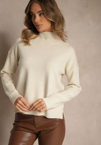 Renee - Jasnobeżowy Gładki Golf Casual Raliana. Okazja: na co dzień. Typ kołnierza: golf. Kolor: beżowy. Materiał: skóra, jeans. Długość rękawa: długi rękaw. Długość: długie. Wzór: gładki. Styl: casual