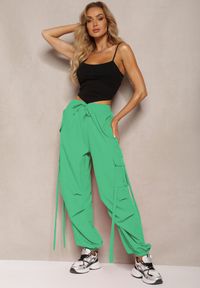 Renee - Zielone Spodnie o Fasonie Luźnych Bojówek High Waist z Wiszącymi Sznurkami Urselle. Okazja: na co dzień. Stan: podwyższony. Kolor: zielony. Materiał: materiał. Styl: elegancki, casual #4