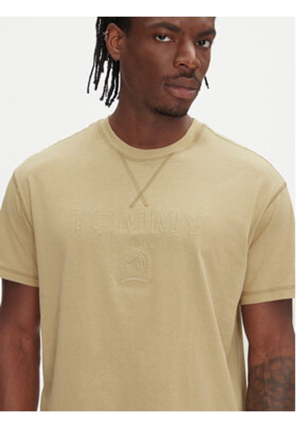 Tommy Jeans T-Shirt Tonal Crest DM0DM20805 Beżowy Relaxed Fit. Kolor: beżowy. Materiał: bawełna