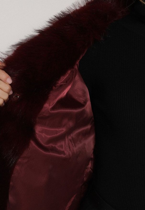 Born2be - Bordowa Kurtka Futerko z Szerokim Kołnierzem Vertilira. Okazja: na co dzień. Kolor: czerwony. Materiał: futro. Styl: wizytowy, casual, elegancki