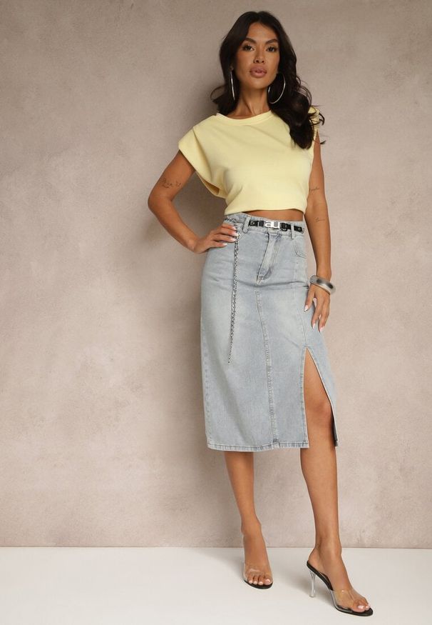 Renee - Jasnoniebieska Jeansowa Spódnica z Bawełny z Łańcuchem Lilurea. Okazja: na co dzień. Kolor: niebieski. Materiał: bawełna, jeans. Styl: klasyczny, elegancki, casual
