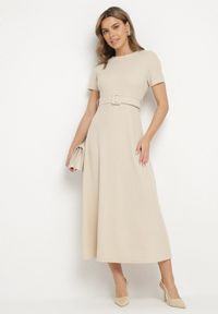 Born2be - Beżowa Rozkloszowana Sukienka Ozdobiona Paskiem Desianna. Okazja: na co dzień. Kolor: beżowy. Wzór: aplikacja. Typ sukienki: proste. Styl: casual, klasyczny, elegancki
