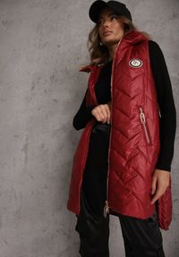 Renee - Czerwona Długa Pikowana Kamizelka z Kapturem i Ozdobną Naszywką Mentape. Typ kołnierza: kaptur. Kolor: czerwony. Długość: długie. Wzór: aplikacja. Styl: sportowy #1
