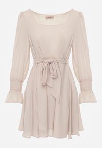 Renee - Beżowa Sukienka VICES z Półtransparentnymi Rękawami Wiązania w Talii Resmosa. Okazja: na co dzień, na randkę. Typ kołnierza: dekolt kwadratowy. Kolor: beżowy. Materiał: skóra, materiał. Styl: casual, elegancki #2