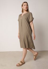 Born2be - Ciemnobeżowa Pudełkowa Sukienka z Lnem i Wiskozą Zdobiona Metalicznym Guzikiem Phisoth. Okazja: na co dzień, do pracy, na spotkanie biznesowe. Kolekcja: plus size. Kolor: beżowy. Materiał: wiskoza, len. Wzór: aplikacja. Sezon: lato. Typ sukienki: dla puszystych, proste. Styl: casual, biznesowy, elegancki #6