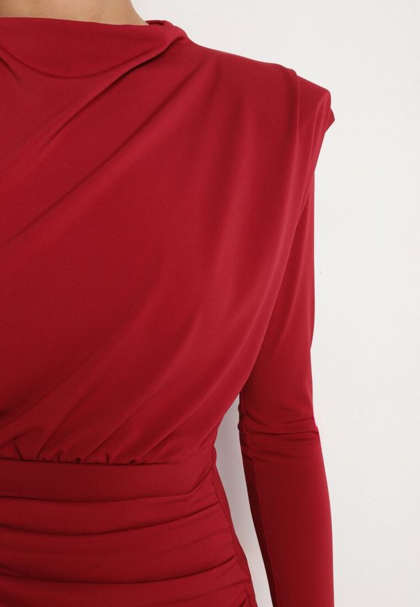 Born2be - Bordowa Koktajlowa Sukienka o Dopasowanym Kroju z Marszczeniem Besiel. Kolor: czerwony. Styl: wizytowy