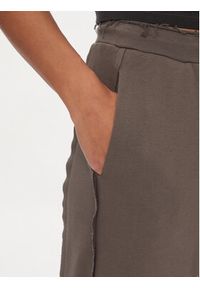 outhorn - Outhorn Spodnie dresowe OTHAW23TTROF478 Szary Regular Fit. Kolor: szary. Materiał: bawełna #4
