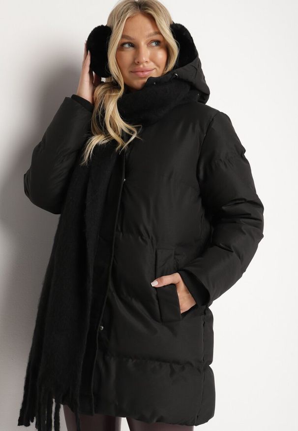Born2be - Czarna Pikowana Kurtka przed Kolano z Kapturem Aralandra. Typ kołnierza: kaptur. Kolor: czarny. Styl: klasyczny