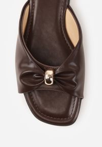 Renee - Brązowe Klapki na Płaskiej Podeszwie Zdobione Metaliczną Aplikacją Winnessa. Okazja: na co dzień. Kolor: brązowy. Materiał: jeans. Wzór: aplikacja. Obcas: na płaskiej podeszwie. Styl: casual #3