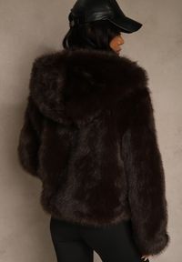 Renee - Brązowa Kurtka Futerko z Nieodpinanym Kapturem Vetisala. Okazja: na co dzień. Kolor: brązowy. Materiał: futro. Styl: elegancki, casual #5