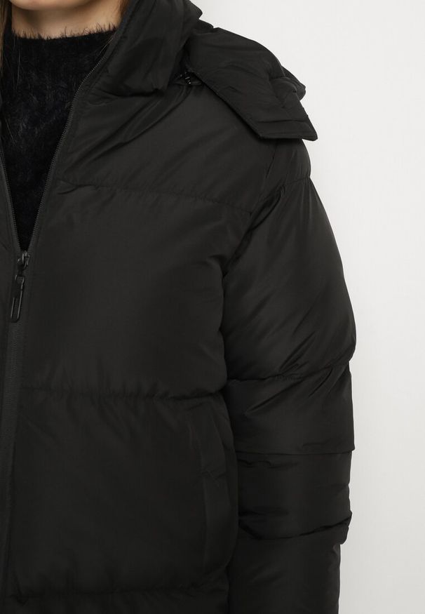 Born2be - Czarna Pudełkowa Kurtka Pikowana z Kapturem Anena. Typ kołnierza: kaptur. Kolor: czarny. Styl: elegancki