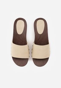 Renee - Beżowe Klapki z Nitami po Bokach Xerxathan. Okazja: na co dzień. Kolor: beżowy. Styl: casual #8