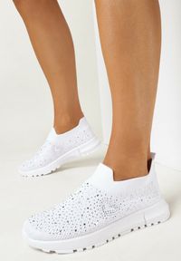 Born2be - Białe Buty Sportowe. Nosek buta: okrągły. Zapięcie: bez zapięcia. Kolor: biały. Materiał: jeans. Szerokość cholewki: normalna. Obcas: na płaskiej podeszwie #1