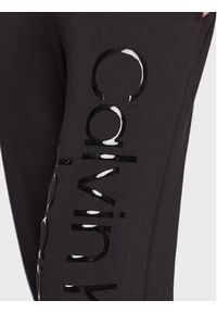 Calvin Klein Jeans Spodnie dresowe J20J220264 Czarny Regular Fit. Kolor: czarny. Materiał: syntetyk, dresówka