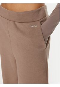 Calvin Klein Spodnie dresowe Nano Logo K20K208330 Beżowy Regular Fit. Kolor: beżowy. Materiał: bawełna, syntetyk