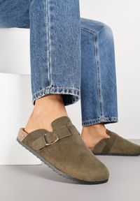 Renee - Zielone Klapki Ozdobione Klamrą na Pasku Zelevelis. Okazja: na co dzień. Kolor: zielony. Materiał: jeans. Wzór: aplikacja. Obcas: na obcasie. Styl: casual, elegancki. Wysokość obcasa: niski