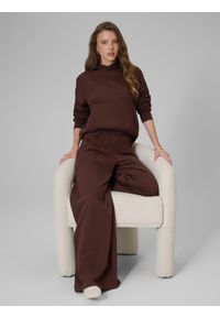 4f - 4F Spodnie dresowe z szerokimi nogawkami damskie - brązowe M. Kolor: brązowy. Materiał: dresówka. Sport: bieganie, turystyka piesza #1