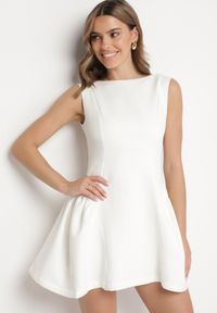 Born2be - Biała Taliowana Sukienka z Odkrytymi Plecami Florreti. Typ kołnierza: dekolt na plecach. Kolor: biały. Typ sukienki: dopasowane #5