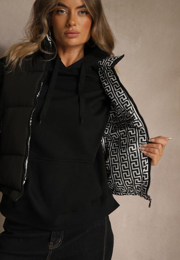 Renee - Czarna Kamizelka Ozdobiona Pikowaniem i Wzorzystą Podszewką w Meander Olerea. Okazja: na co dzień. Kolor: czarny. Wzór: aplikacja. Styl: casual